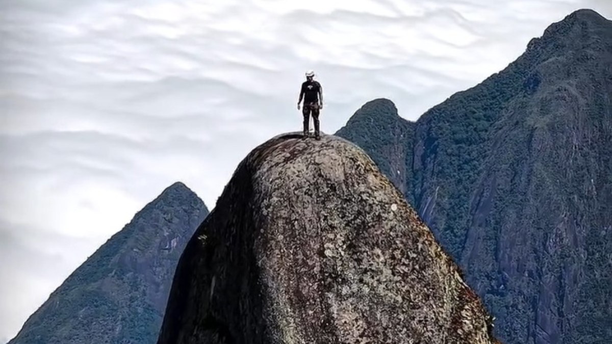 Montanhista escala Agulha do Diabo para celebrar aniversário