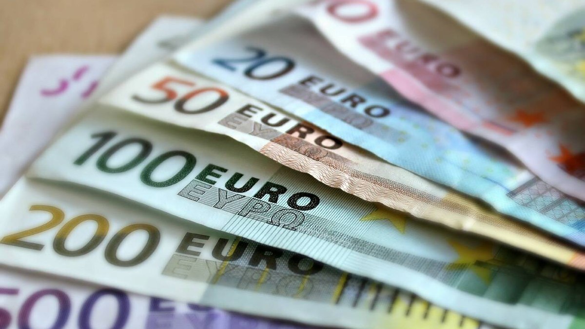 Tensões globais levam europeus a guardar mais dinheiro vivo