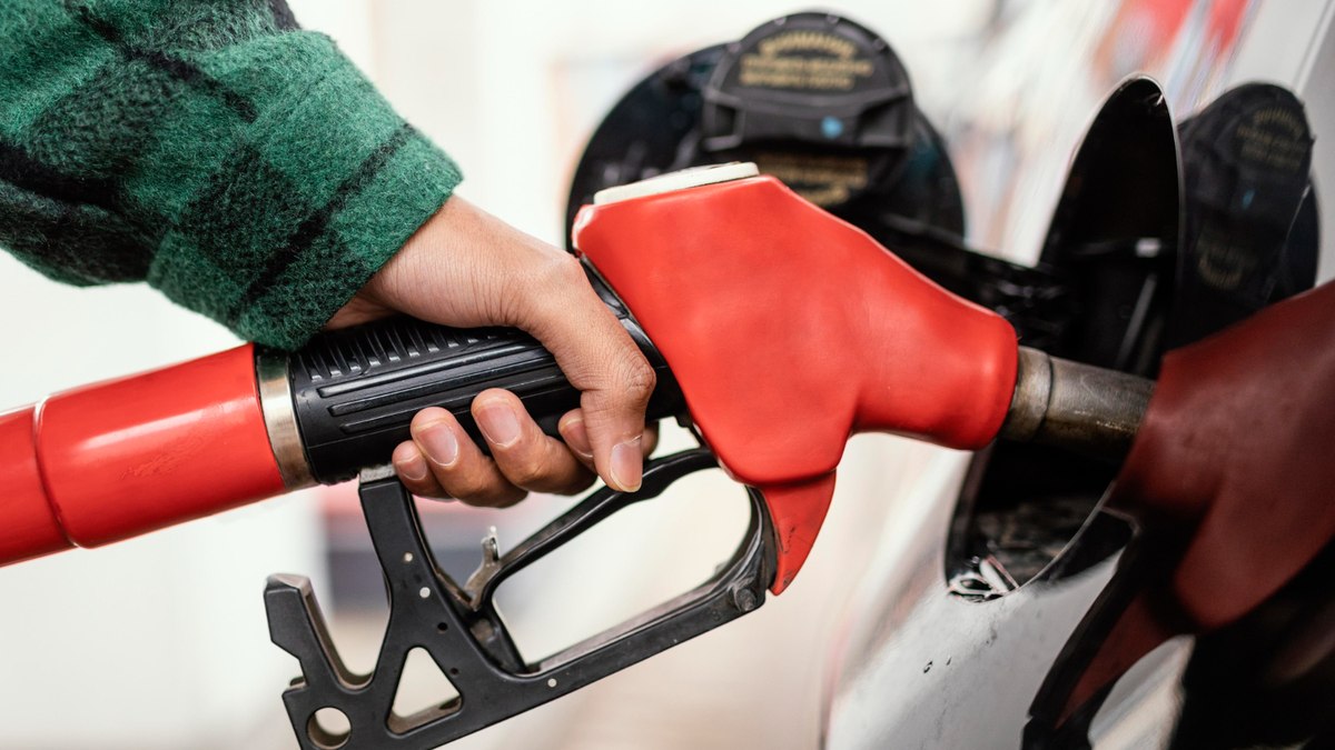 Governo amplia subsídios a gasolina e diesel após petróleo subir