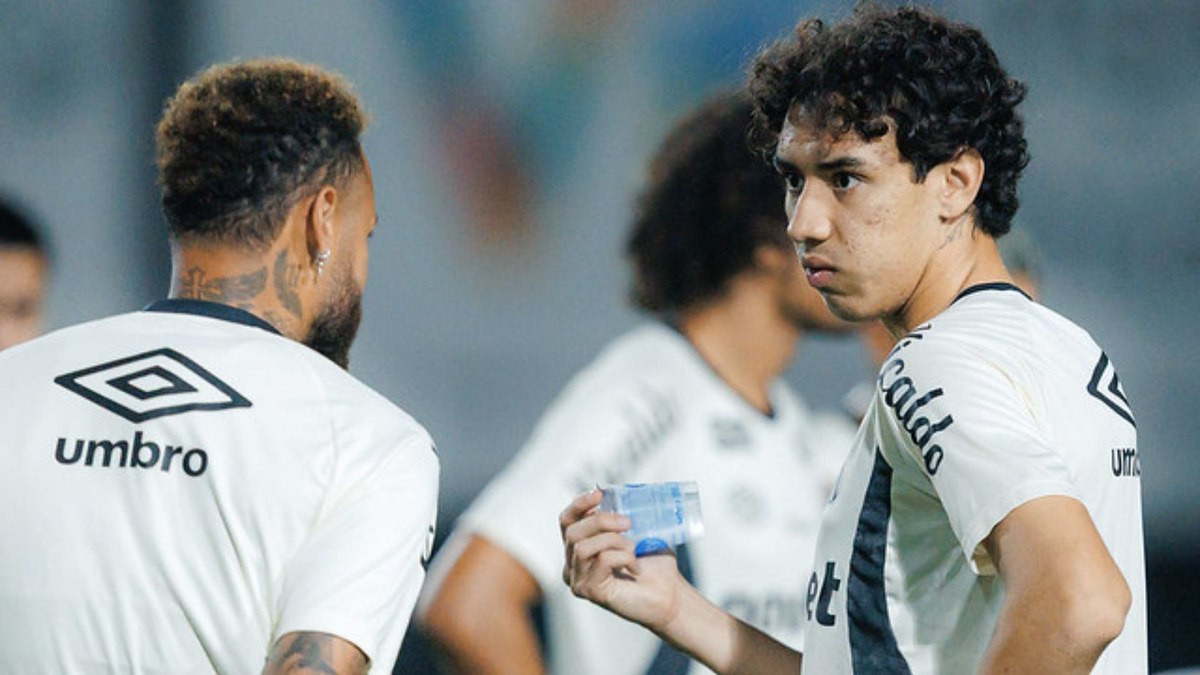 "Moleque"? Neymar ironiza polêmica e posa com jogador do Santos