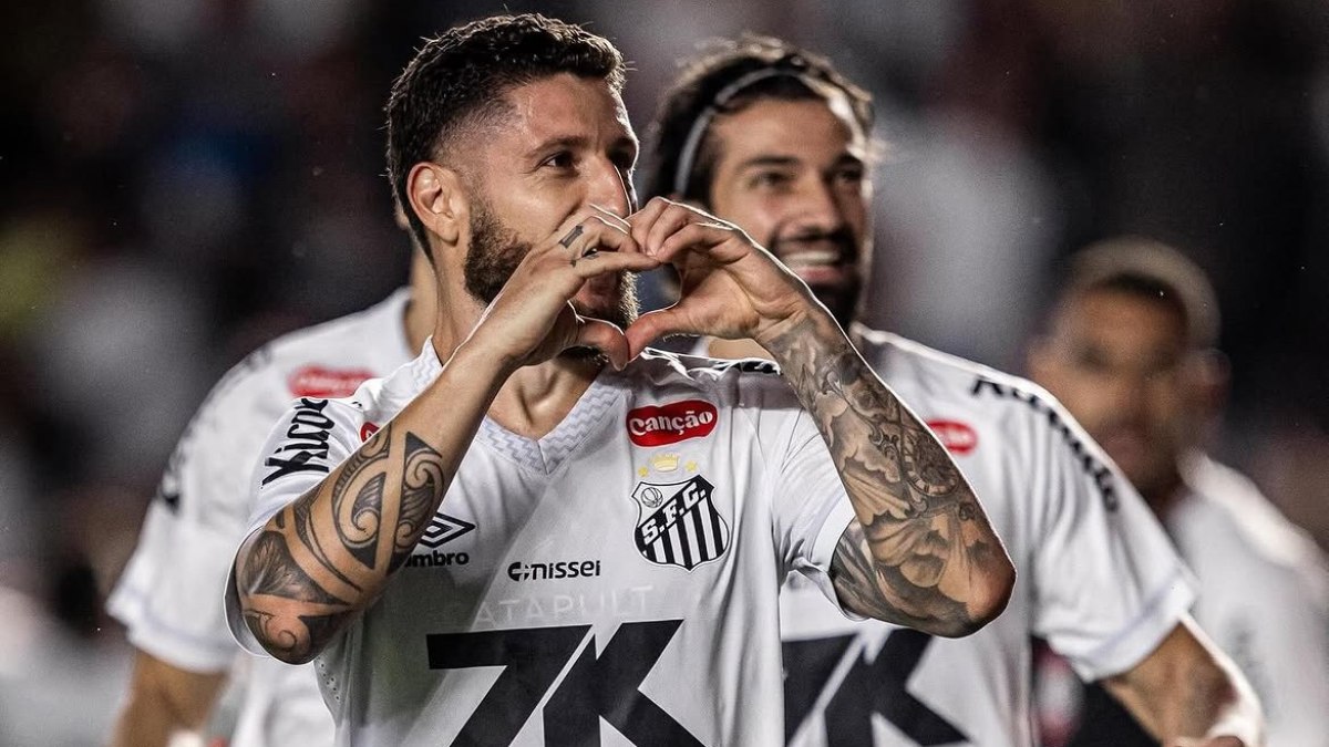 Ex-Palmeiras rebate torcida do Santos e ironiza salário no clube
