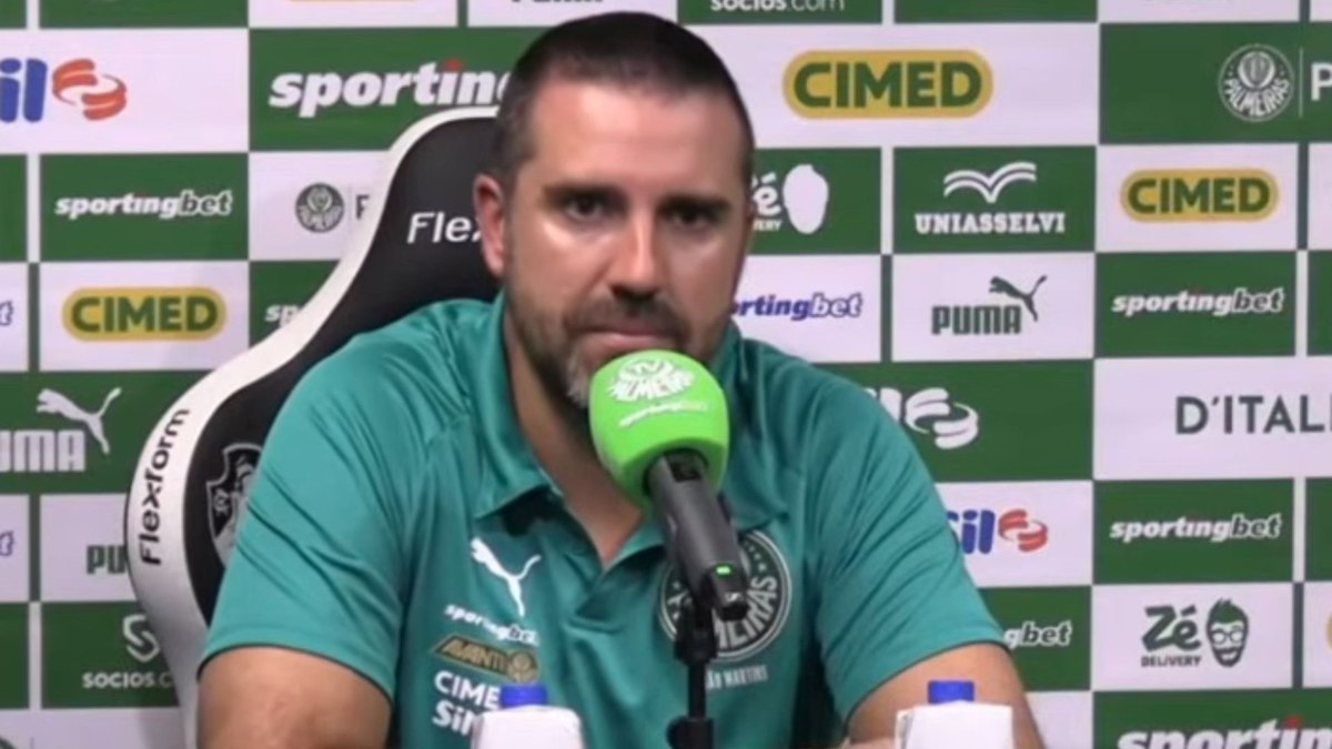 Auxiliar de Abel defende Vitor Roque após críticas do treinador