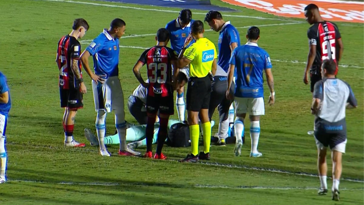 Vitória x Grêmio: Weverton cai no campo antes do jogo e preocupa