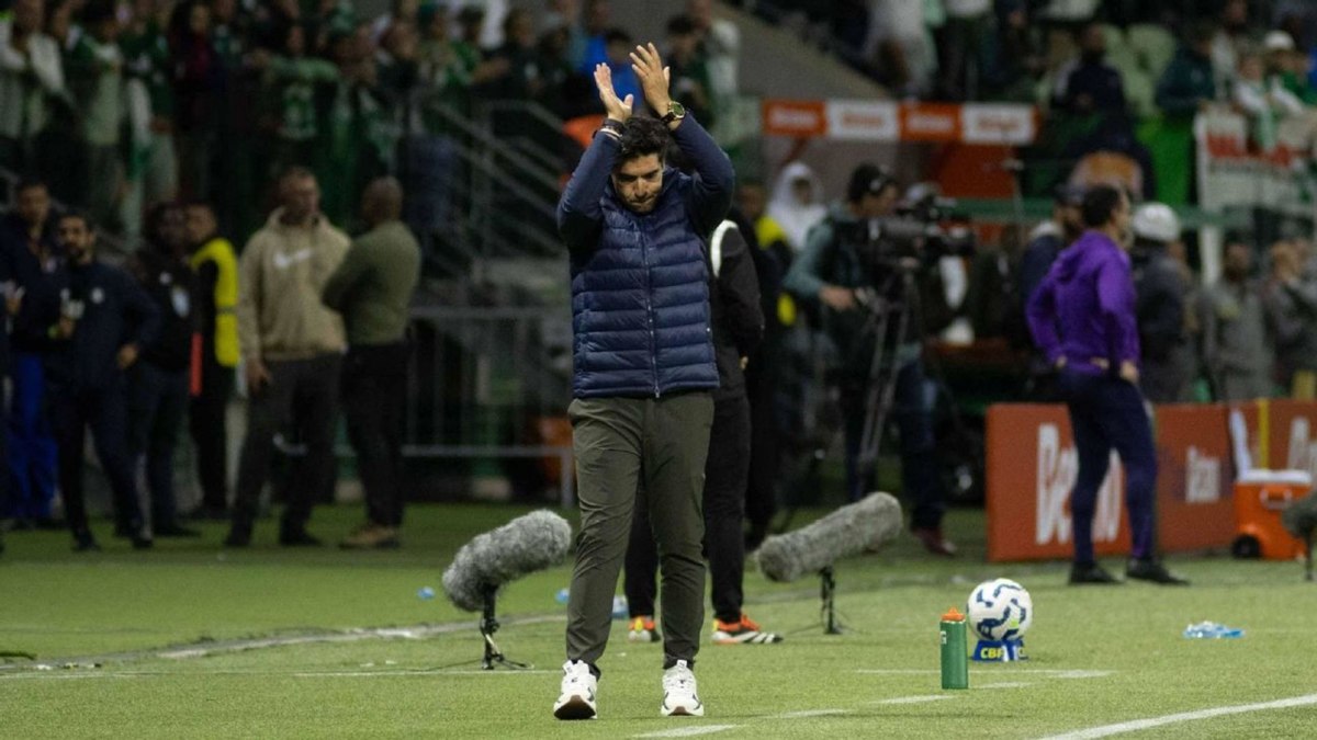 Organizada do Palmeiras volta a pedir demissão de Abel Ferreira