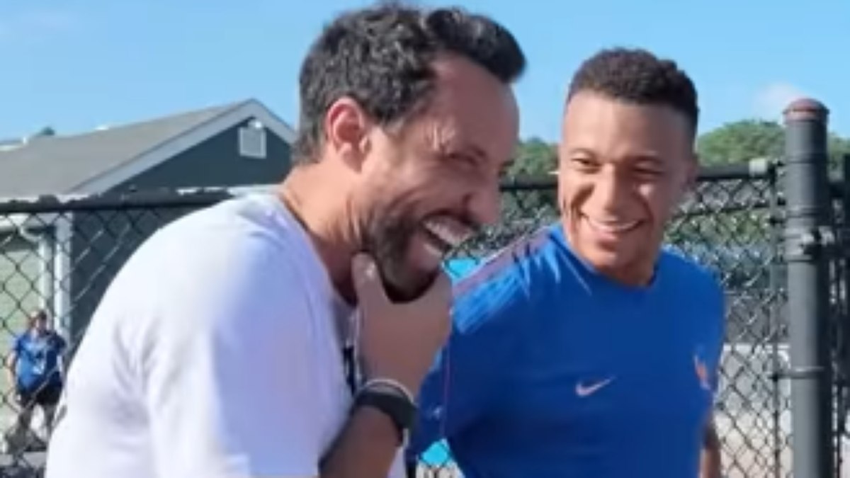 Mbappé e Deschamps se rendem a Nenê, ex