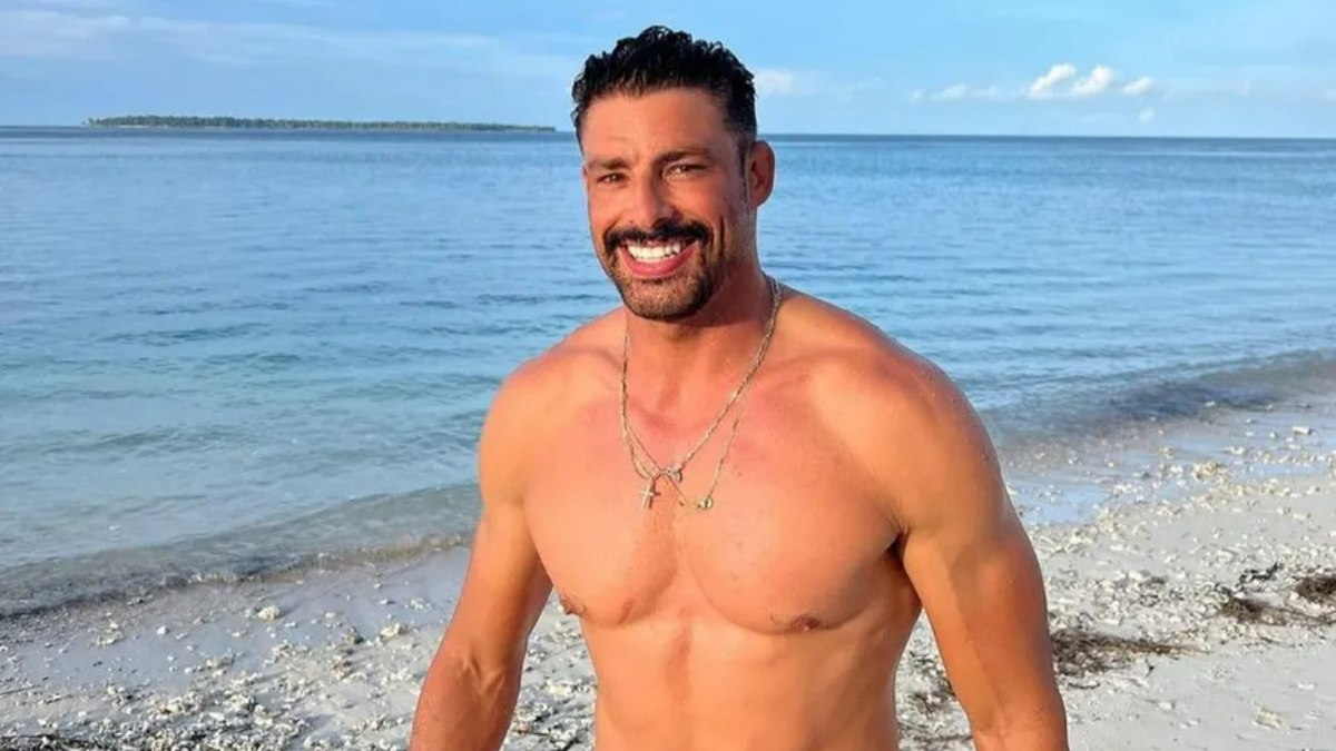 Cauã Reymond explica desejo por mulheres mais velhas