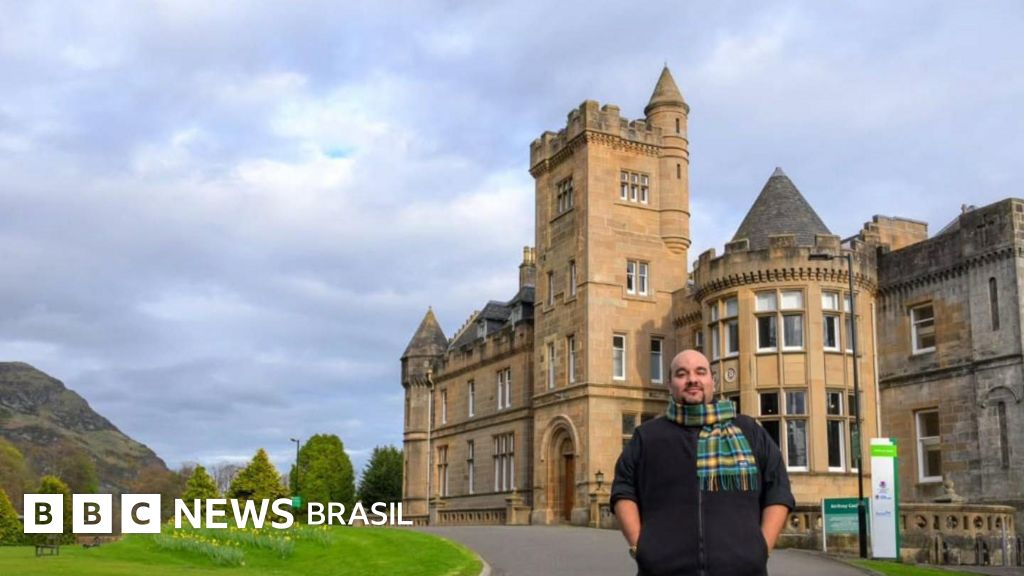 Brasil ou Escócia? O guia brasileiro que comanda a torcida em Glasgow com coração dividido e coxinha de haggis