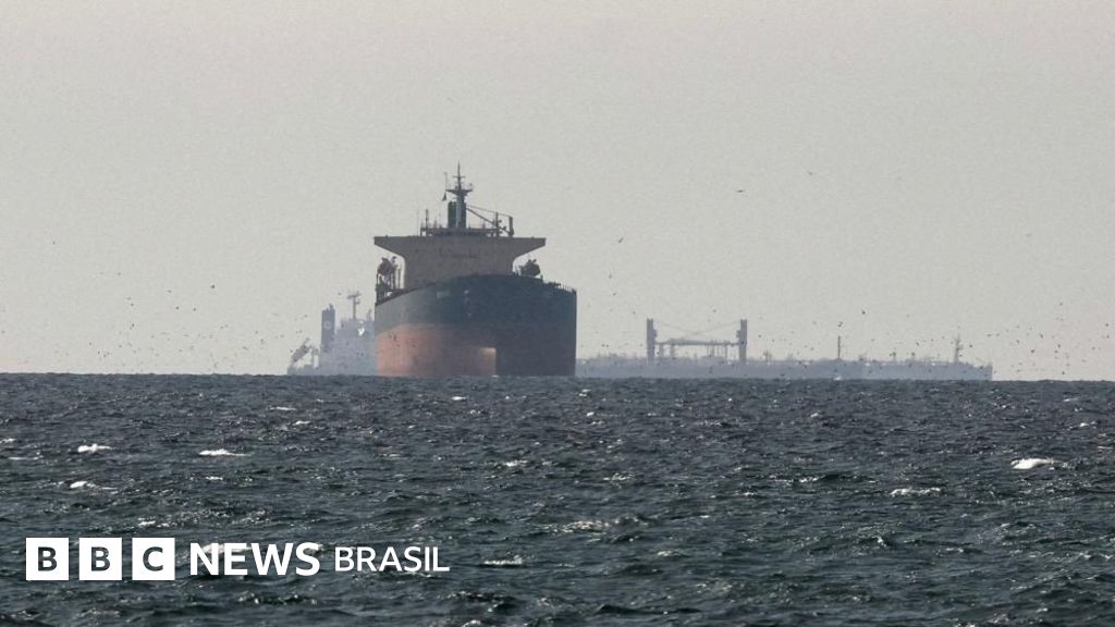 EUA bombardeiam alvos no Irã após ataque a navio no Estreito de Ormuz