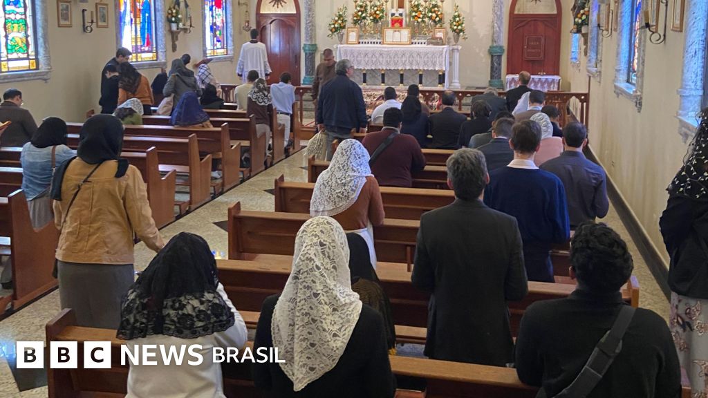 O movimento católico ultraconservador que desafia o papa e cresce no Brasil com missa em latim e padre de costas