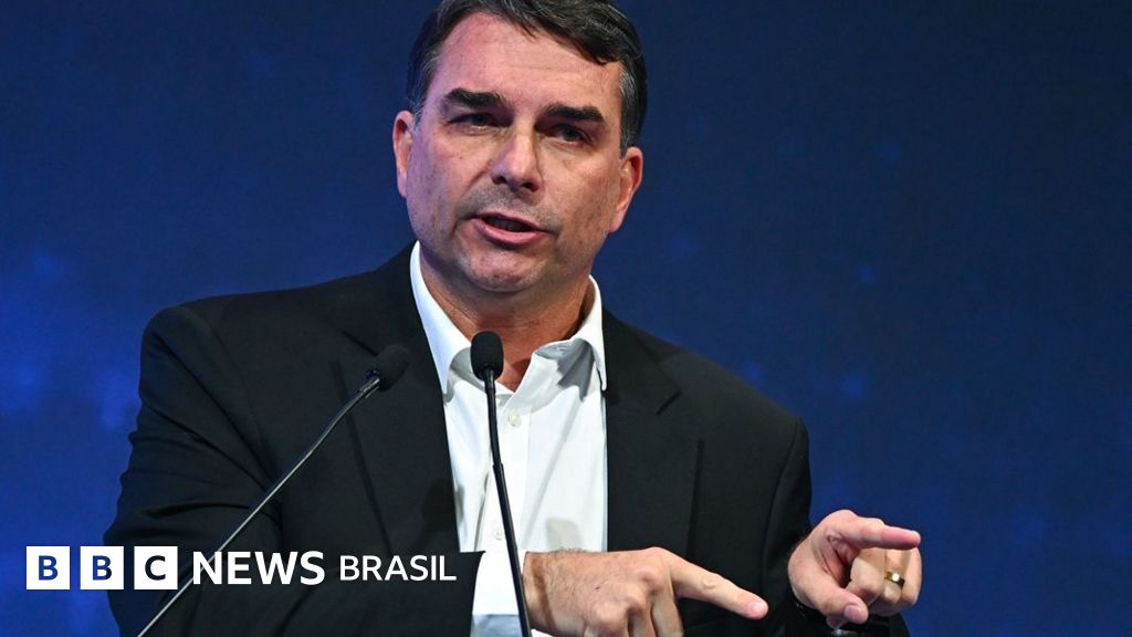 Viagem de Flávio aos EUA é tentativa de se livrar de responsabilidade por tarifaço, diz ministro de Lula