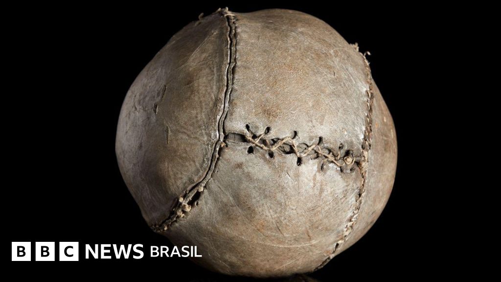 Como é a bola mais antiga do mundo ?