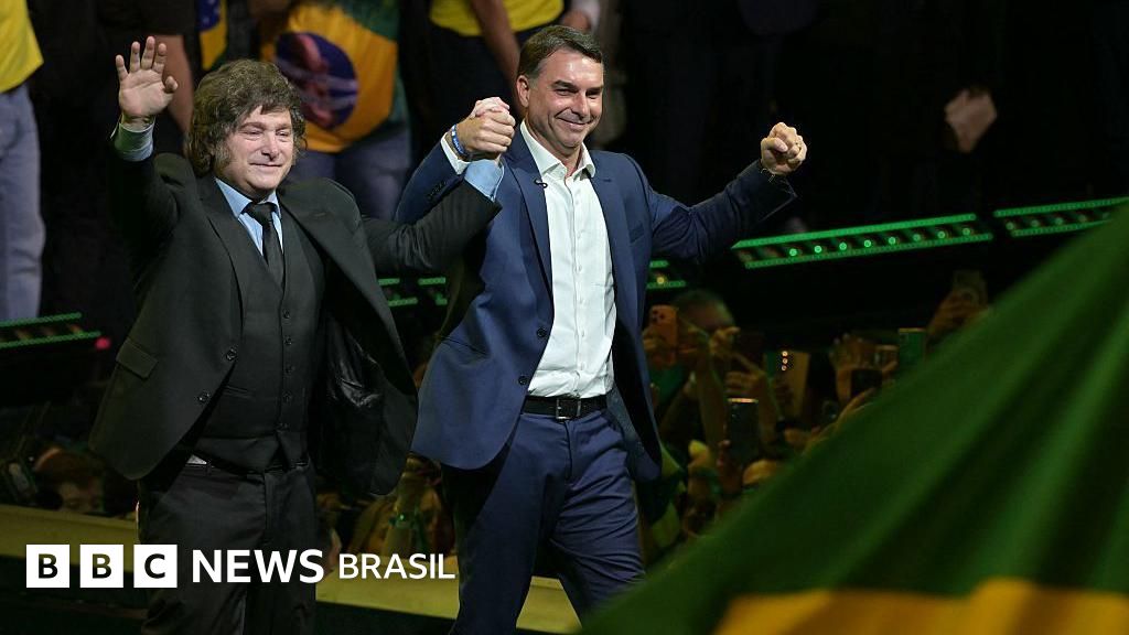 Sem Michelle e com Milei, Flávio oficializa candidatura e promete que Bolsonaro subirá a rampa do Planalto em 2027