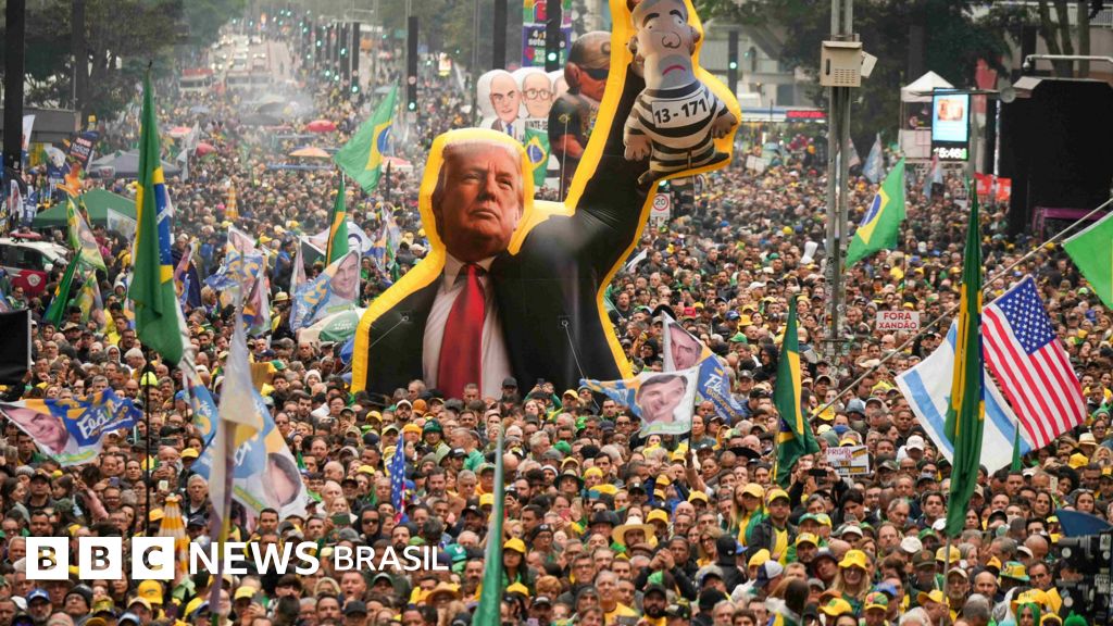 Ato de Flávio Bolsonaro na av. Paulista vira protesto contra Moraes e reúne quase 30 mil: 'Última semana me fez estar aqui'