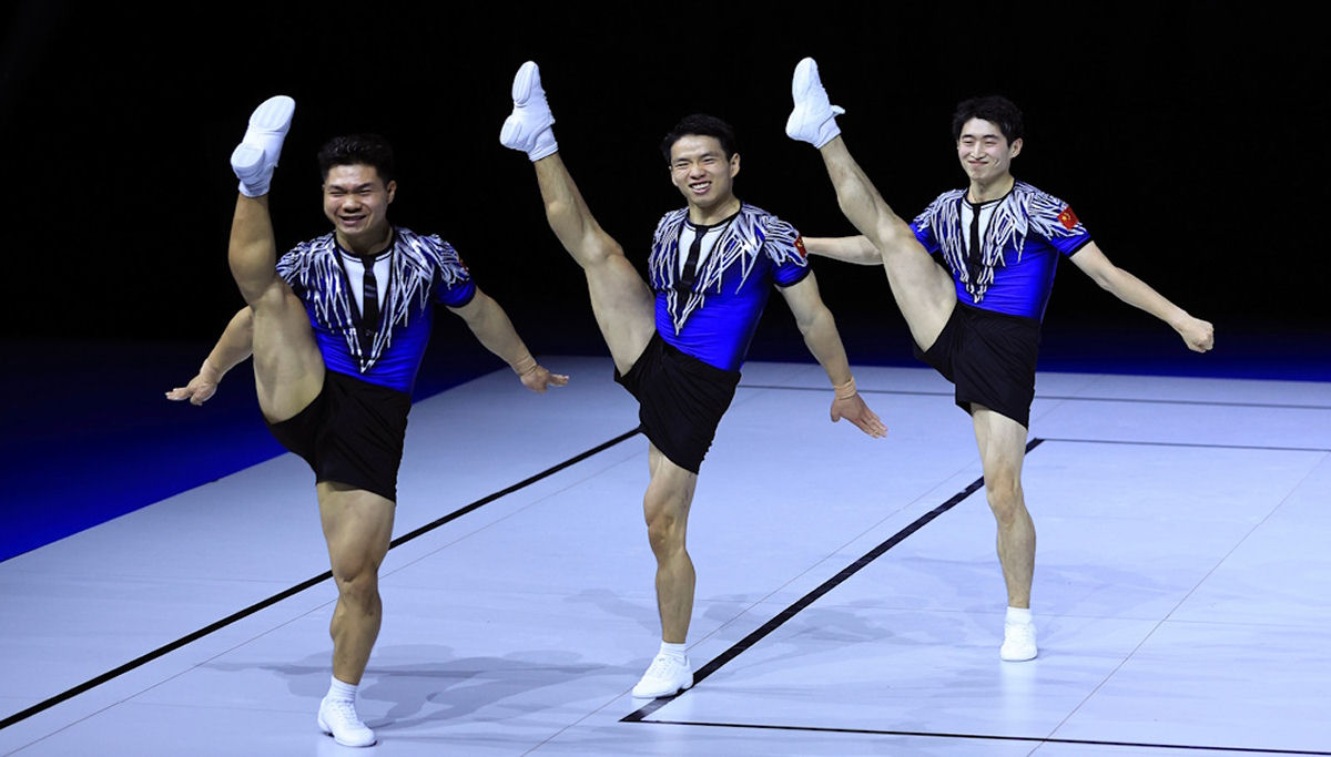 Trio chinês de ginástica aeróbica que ganhou a medalha de ouro é um verdadeiro deleite para os olhos