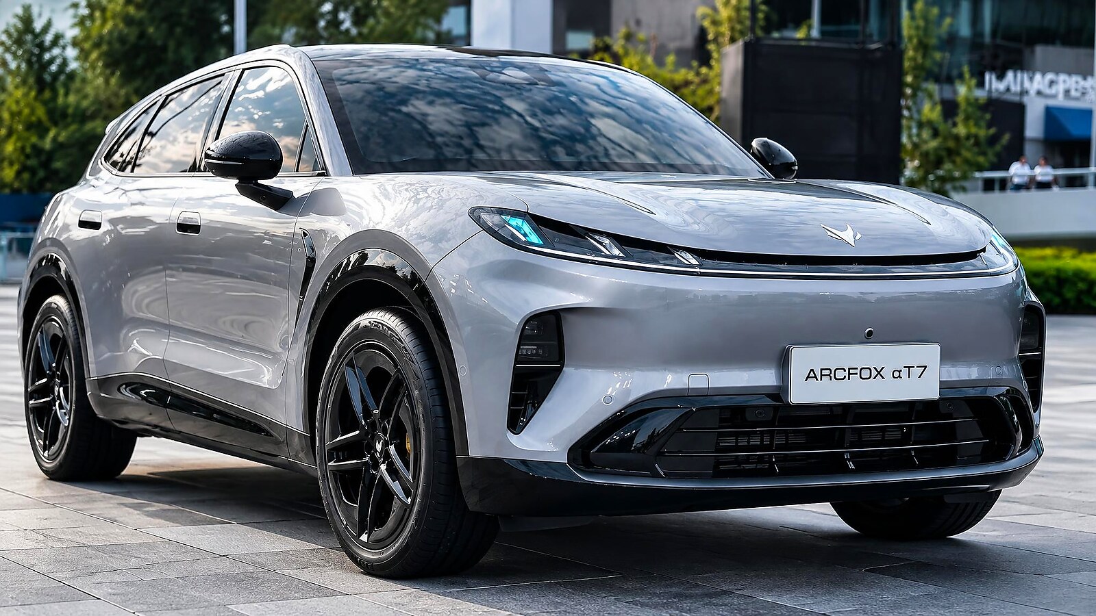 SUV chinês Arcfox Alpha T7 estreia com nove versões e faixa luminosa de 1,70 m, recebendo 30 mil pedidos confirmados em uma hora