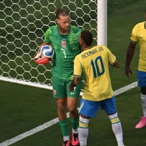 Goleiro da Noruega explica 'troca de farpas' com Neymar antes de cobrança de pênalti em eliminação do Brasil