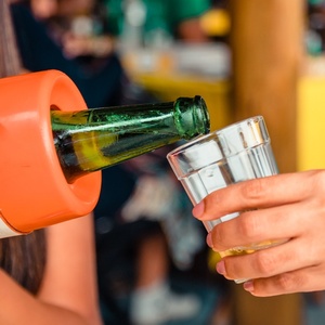 Como beber menos álcool sem abrir mão da vida social? Veja 6 dicas