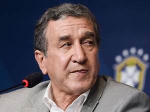 Carlos Alberto Parreira passa por cirurgia após complicações e segue sedado