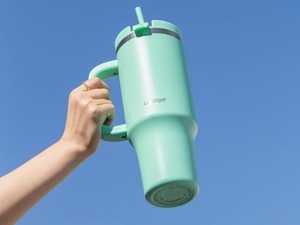 Copo térmico Contigo promete bebida fria por até 29h e está com 63% off