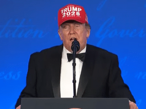 Em evento com jornalistas, Trump brinca que disputará eleição de 2028