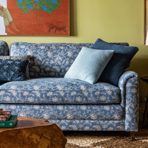 Como usar sofá estampado sem pesar na decoração