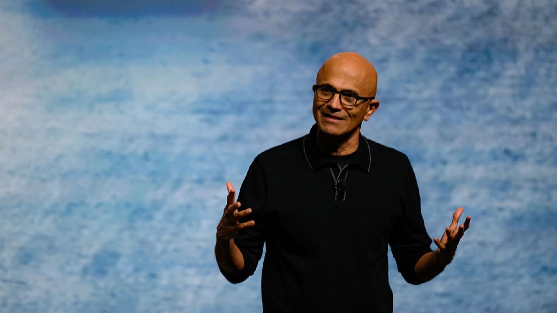 CEO da Microsoft critica monopólio na IA e sugere mudanças