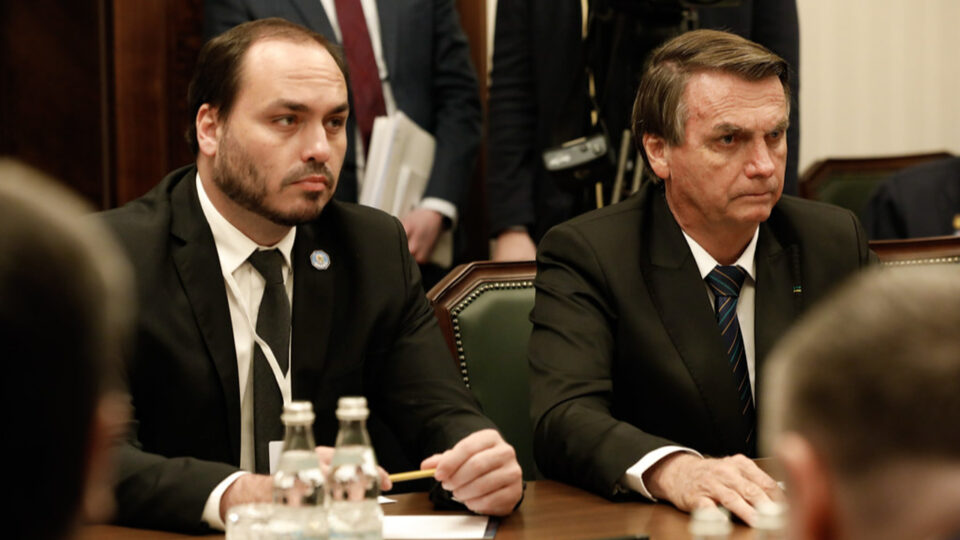 Carlos diz que Bolsonaro acompanha crise com Michelle e está “ciente de tudo”