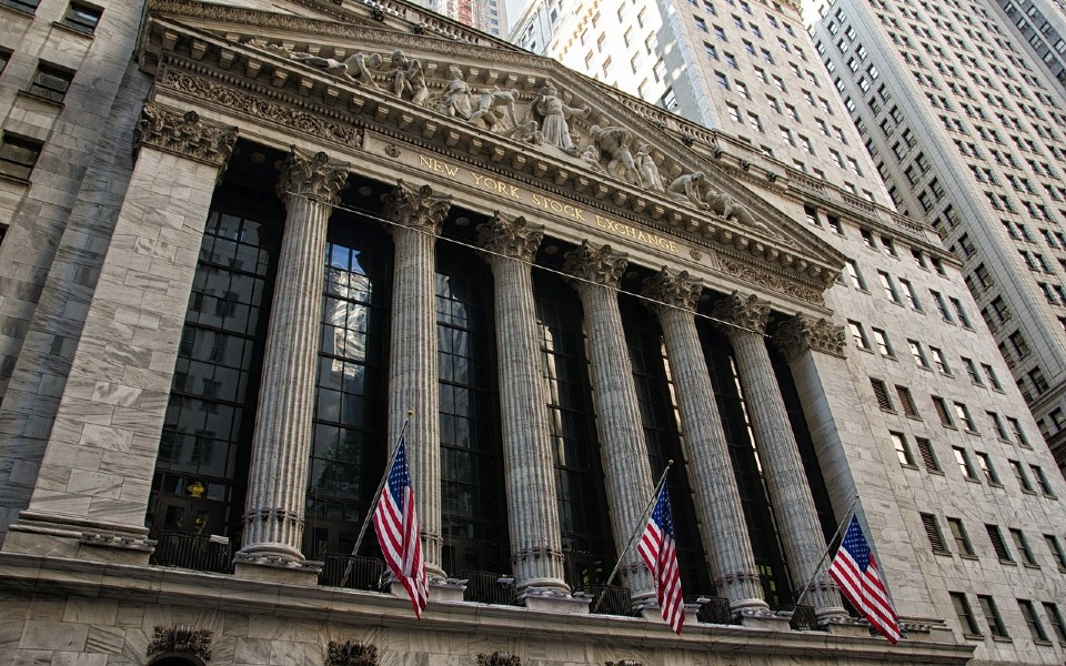 Wall Street encerra sessão em queda com barril de petróleo a 100 dólares