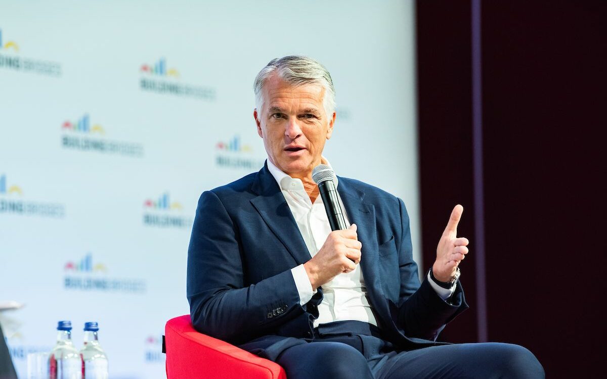 CEO do UBS alerta para necessidade de “medidas duras” perante agravamento da crise da dívida em França