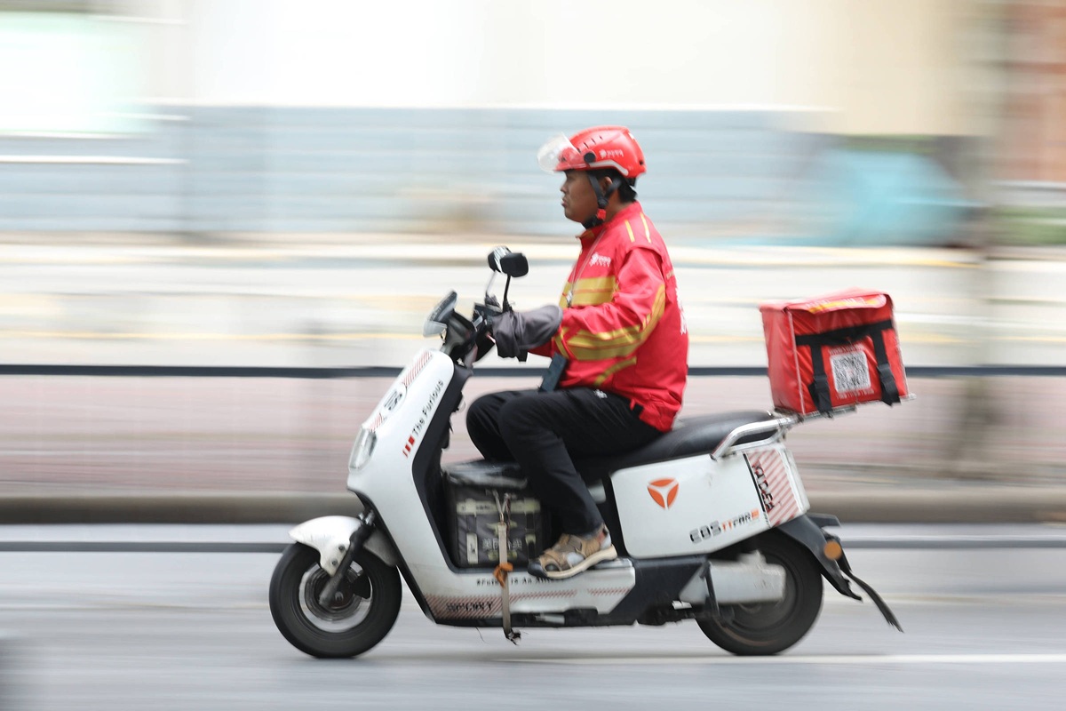 As abelhas na cidade: a organização dos entregadores chineses em Ganzhou, por Tings Chak