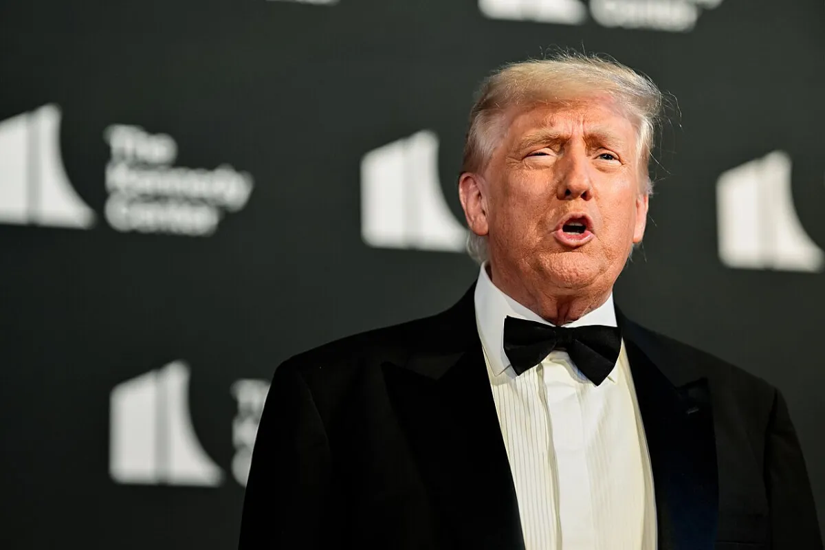 Donald Trump afirma que nunca ouviu falar dos artistas que abandonaram o MAGA Fest, apesar de ter conhecido um deles pessoalmente