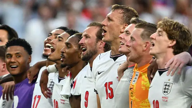 ‘Wonderwall’ vira hino da Inglaterra na Copa e volta ao topo das paradas