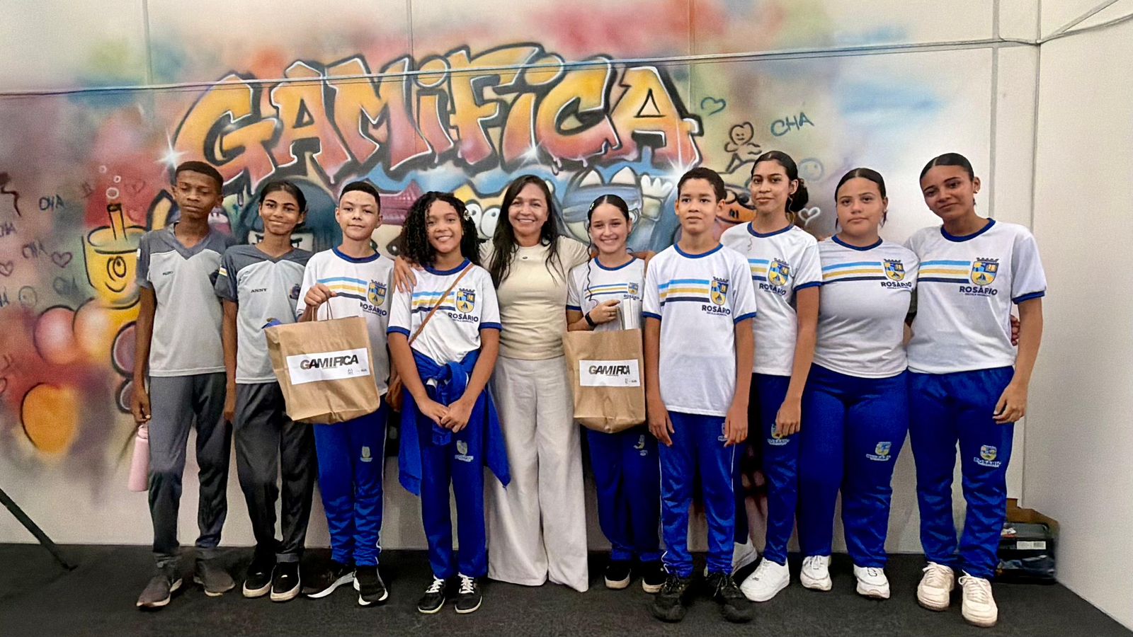 Senadora Eliziane apoia inclusão digital com entrega de computadores a estudantes de Rosário