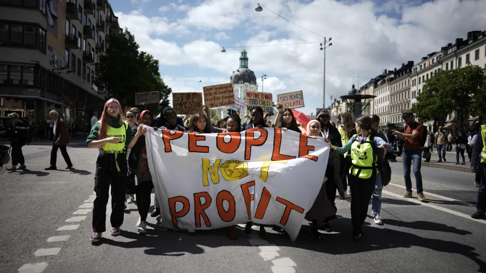 Cerca de 10 mil pessoas manifestam