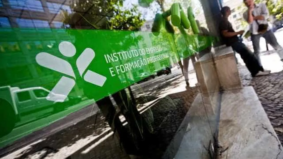 Taxa de desemprego em setembro recua para 5,6%