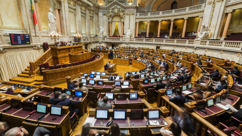 Propostas do Governo sobre IRS, ISP e IRC debatidas a 7 de outubro