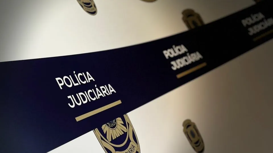 Esfaqueia idoso no pescoço e sofre acidente com PSP, a quem admite crime