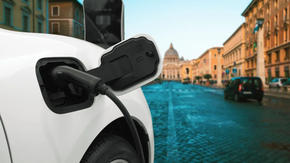 Elétricos são chave na descida das emissões de CO2 dos carros na Europa