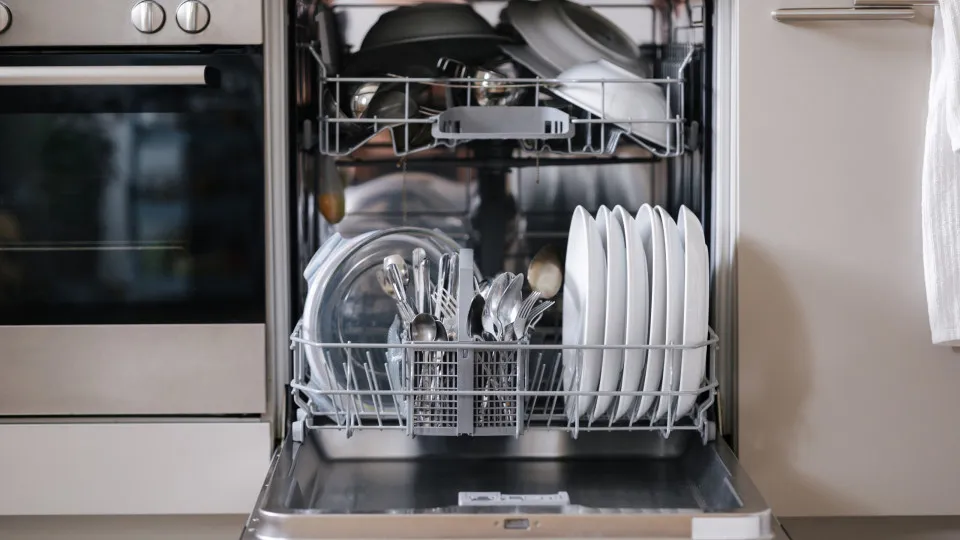 8 motivos pelos quais a sua máquina de lavar loiça cheira mal