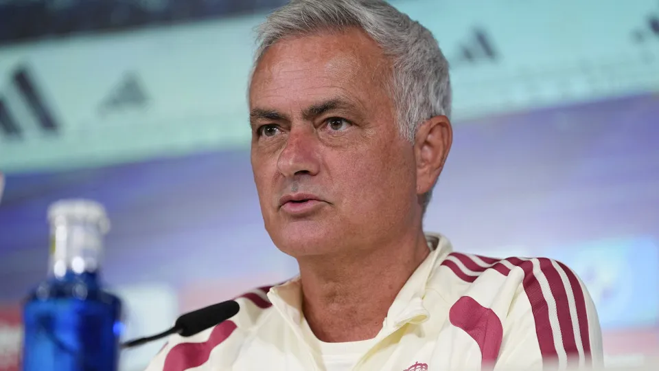 Mourinho 'chama' Bola de Ouro para Mbappé: "Se entra na política..."