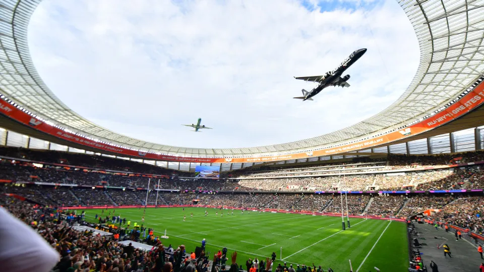 Não, não é IA. Dois aviões sobrevoam jogo de rugby e imagens assustam