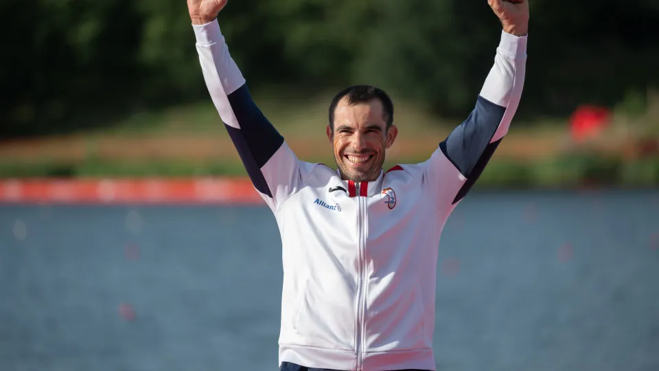 Duas medalhas de ouro levam Fernando Pimenta a novos recordes