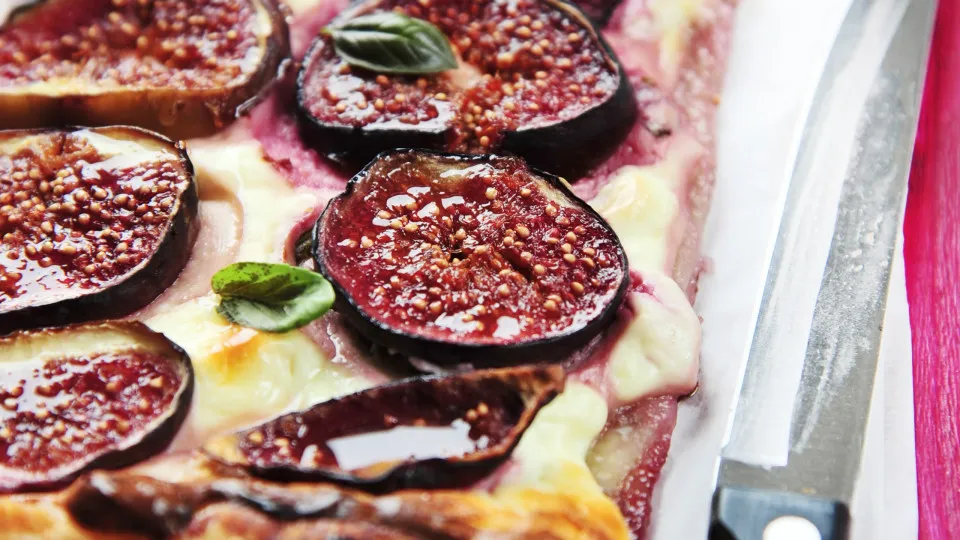 Verão à italiana: A receita da focaccia (gourmet) de figo, feta e alecrim