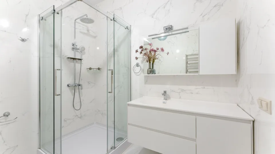 O truque simples de limpeza que ajuda a prevenir o mofo na casa de banho