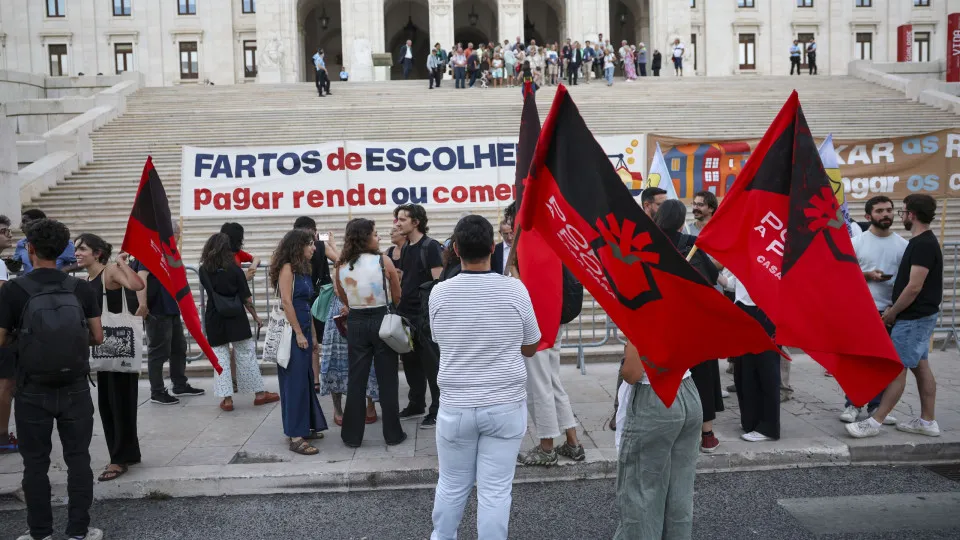 Dezenas na AR contra "cheque em branco" para despejos e subida de rendas