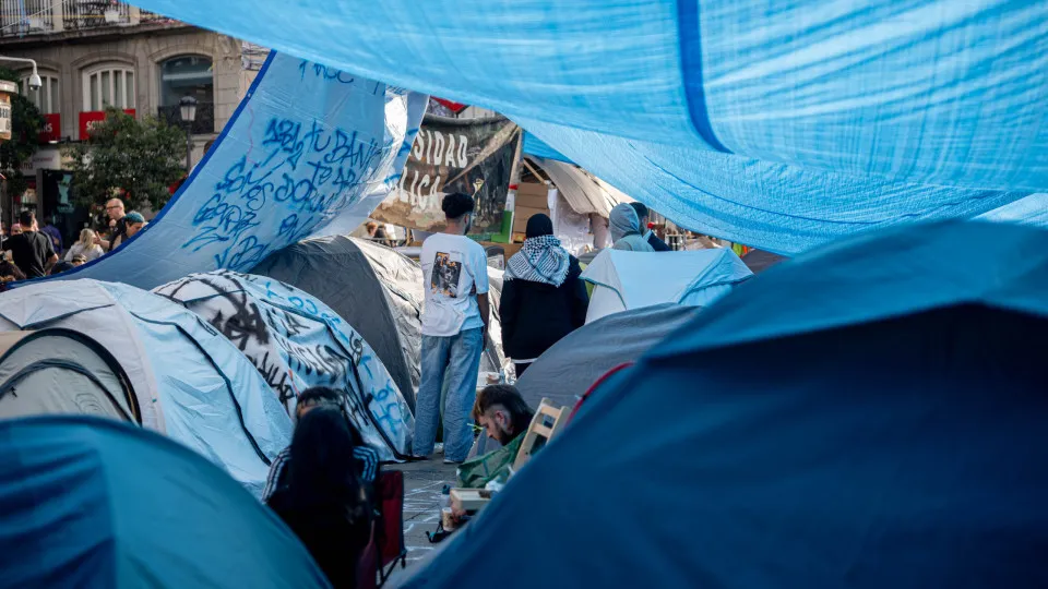 Marcadas 50 manifestações pela habitação em Espanha, acampamentos mantêm-se