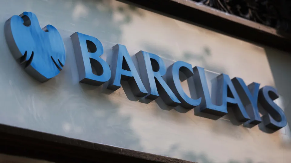 Barclays aumenta lucros e corta 5.000 postos de trabalho com IA