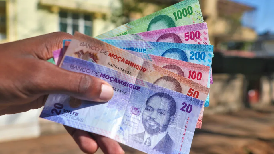Governador do Banco de Moçambique alerta sobre recuperação insuficiente