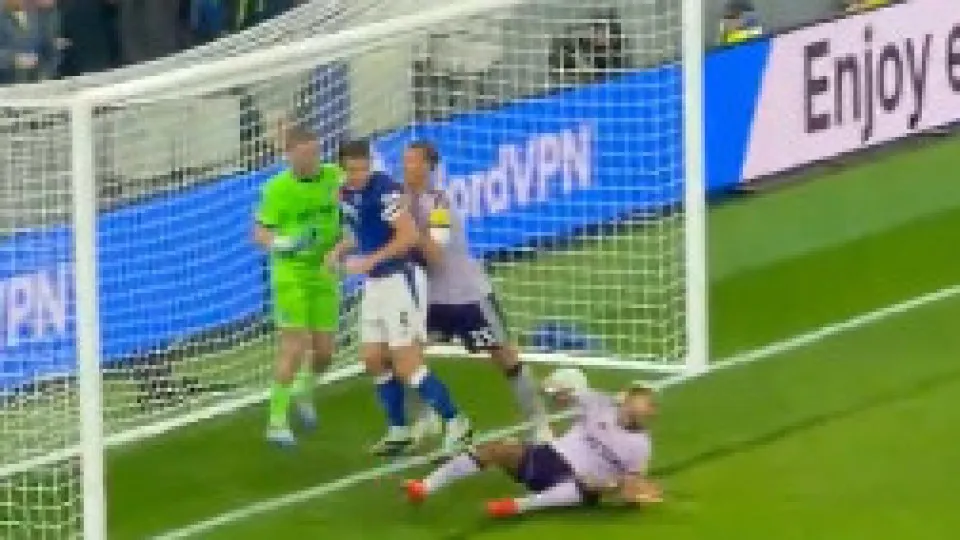Joelinton ao chão e baliza ao ar. Confusão total no Everton