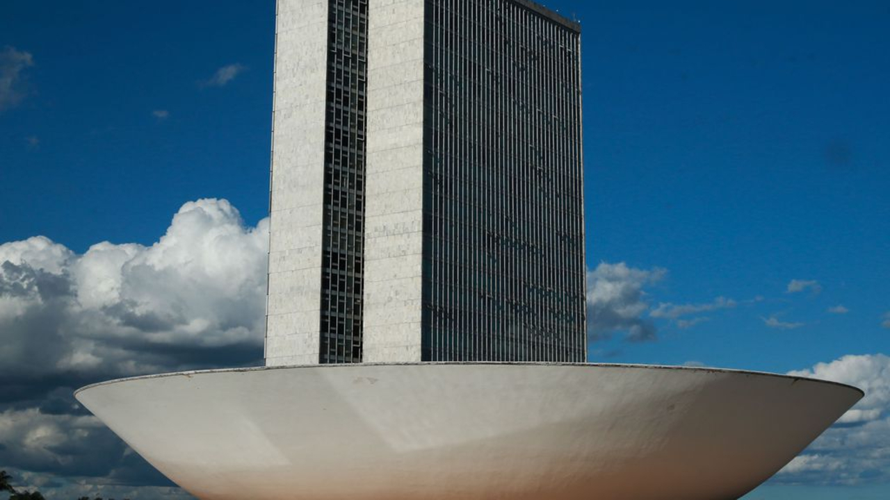 Em ano eleitoral, deputados torram R$ 110 milhões em seis meses